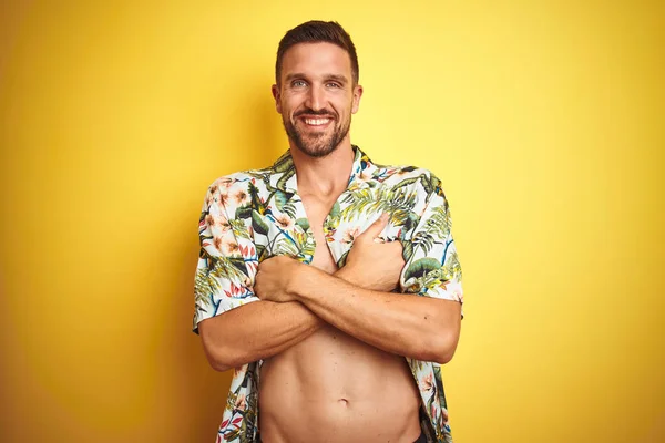 Hombre Guapo Con Flores Hawaianas Verano Camisa Sobre Fondo Amarillo — Foto de Stock