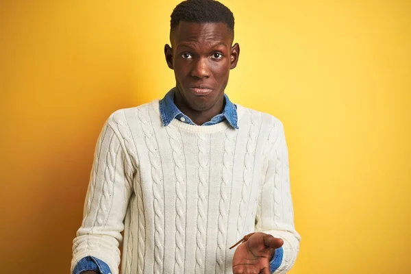 Hombre Afroamericano Con Camisa Mezclilla Suéter Blanco Sobre Fondo Amarillo —  Fotos de Stock