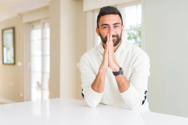 Bello Ispanico Uomo Indossa Casual Maglione Bianco Casa Pregando Con — Foto Stock