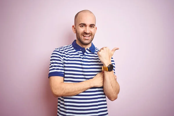 Jovem Careca Com Barba Vestindo Casual Listrado Azul Shirt Sobre — Fotografia de Stock