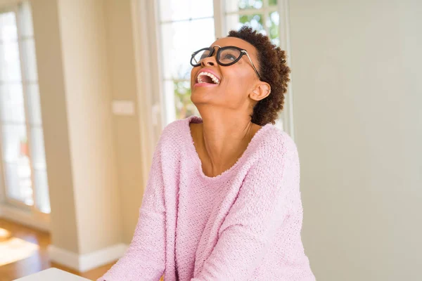 Mooie jonge Afrikaanse vrouw met afro haar bril — Stockfoto