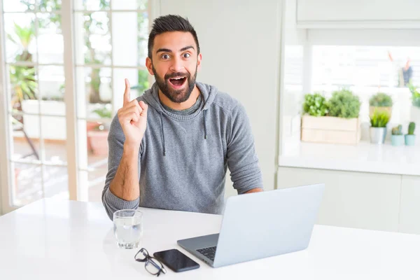 Bonito Homem Hispânico Trabalhando Usando Laptop Computador Surpreso Com Uma — Fotografia de Stock