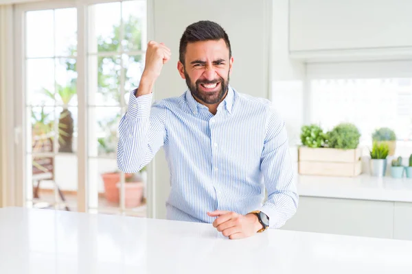 Bello Uomo Affari Ispanico Arrabbiato Pazzo Alzando Pugno Frustrato Furioso — Foto Stock