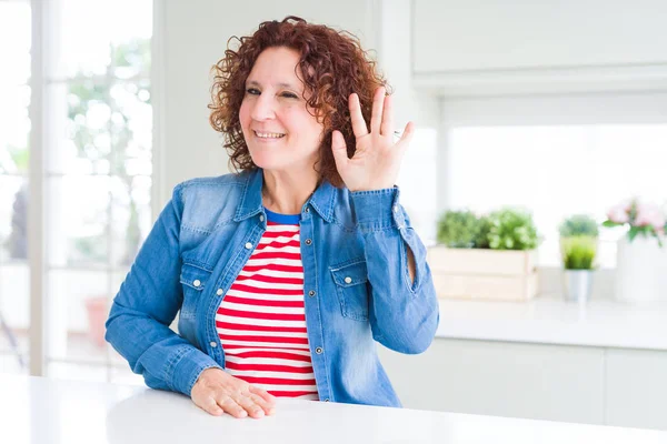 Mujer Mayor Mediana Edad Con Pelo Rizado Usando Chaqueta Mezclilla — Foto de Stock