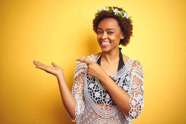 Молодая Африканская Американка Афроволосами Короне Цветов Желтом Изолированном Фоне Удивлена — стоковое фото