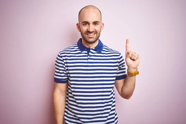 Junger Mann Mit Glatze Und Bart Trägt Lässig Gestreiftes Blaues — Stockfoto