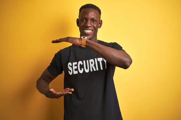 Africano Americano Homem Salvaguarda Vestindo Uniforme Segurança Sobre Fundo Amarelo — Fotografia de Stock