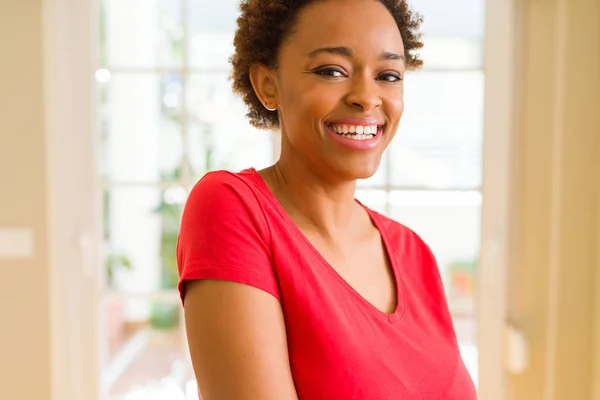 Hermosa joven afroamericana mujer sonriendo confiada a la — Foto de Stock