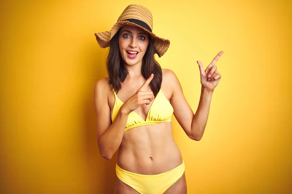 Hermosa Mujer Con Bikini Amarillo Sombrero Verano Sobre Fondo Amarillo —  Fotos de Stock