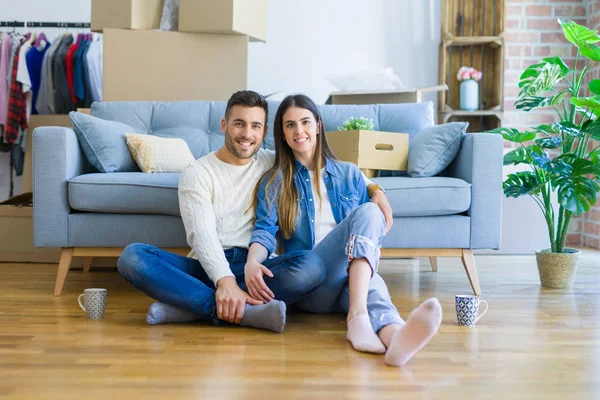 Unga vackra par sitter på golvet i ny lägenhet, SM — Stockfoto