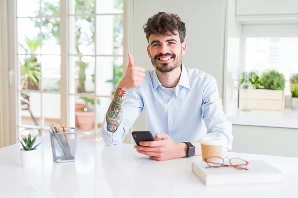 Jovem Homem Negócios Usando Smartphone Enviando Uma Mensagem Feliz Com — Fotografia de Stock