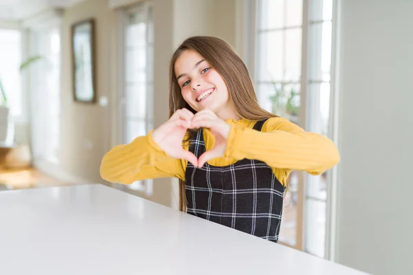 Vacker Ung Flicka Unge Sitter Bordet Leende Kärlek Visar Hjärta — Stockfoto