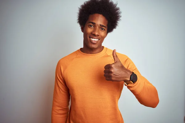 Молодой Американец Афроволосами Оранжевом Свитере Изолированном Белом Фоне Делает Счастливый — стоковое фото