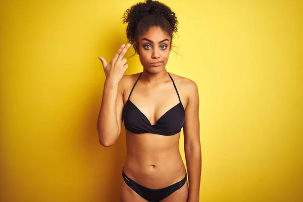 Mujer Afroamericana Vacaciones Vistiendo Bikini Pie Sobre Fondo Amarillo Aislado —  Fotos de Stock