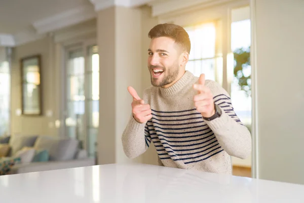 Jovem Homem Bonito Casa Apontando Dedos Para Câmera Com Rosto — Fotografia de Stock