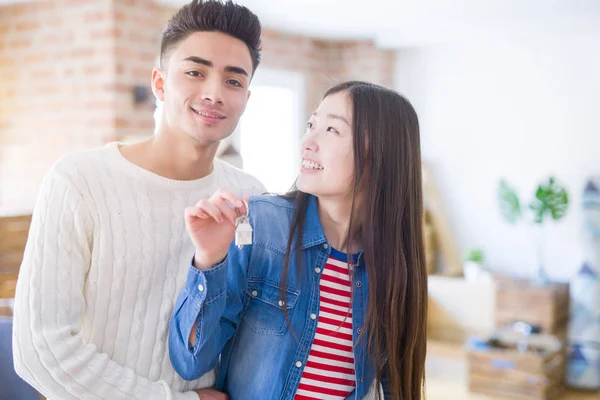 Jeune Couple Asiatique Tenant Les Clés Nouvelle Maison Souriant Heureux — Photo