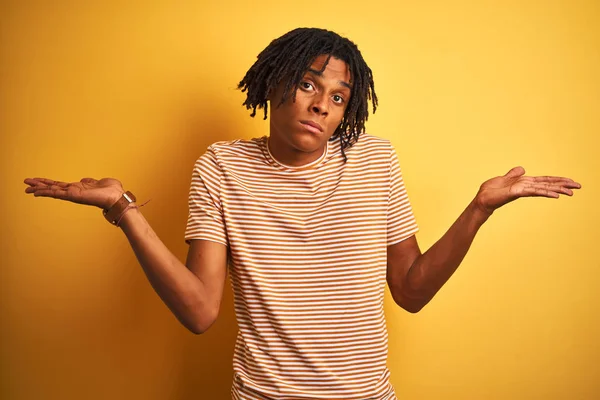 Hombre Afro Con Rastas Con Camiseta Rayas Pie Sobre Fondo — Foto de Stock