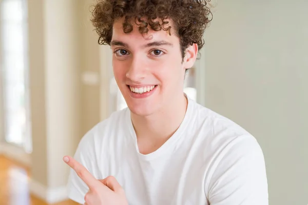 Joven Hombre Guapo Vistiendo Camiseta Blanca Alegre Con Una Sonrisa —  Fotos de Stock