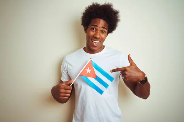 Νέος Αφρικανός Αμερικανός Άνθρωπος Κρατώντας Κούβα Κουβανική Σημαία Στέκεται Πάνω — Φωτογραφία Αρχείου