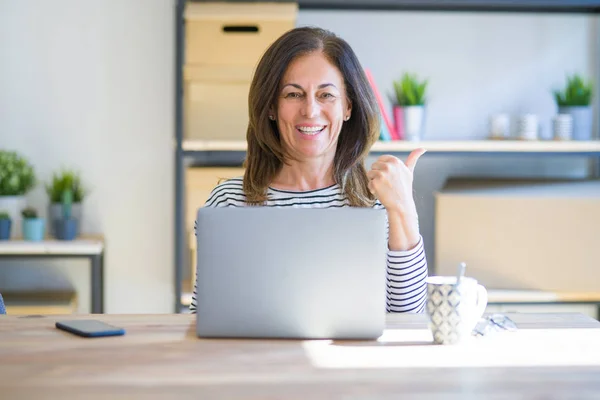 Mulher Idosa Meia Idade Sentada Mesa Casa Trabalhando Usando Laptop — Fotografia de Stock