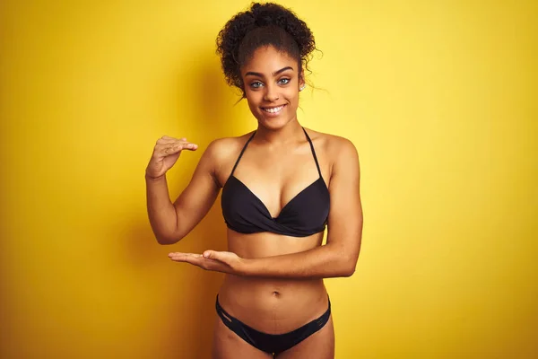 Mujer Afroamericana Vacaciones Bikini Pie Sobre Fondo Amarillo Aislado Gesto —  Fotos de Stock