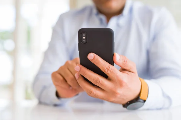 Close up of business man hands using smarpthone — Stock Photo, Image