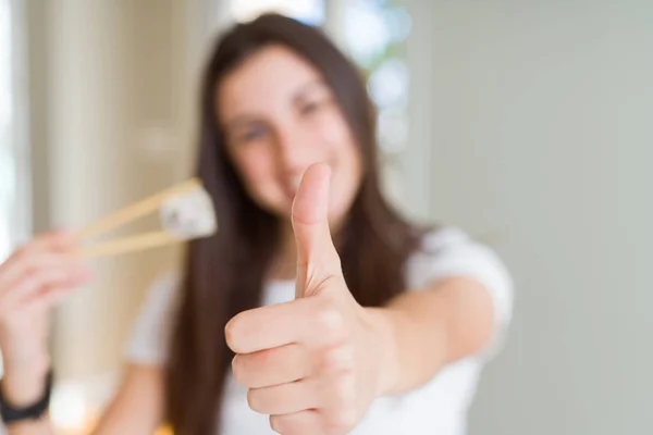 Mulher Bonita Comendo Sushi Asiático Usando Pauzinhos Feliz Com Grande — Fotografia de Stock