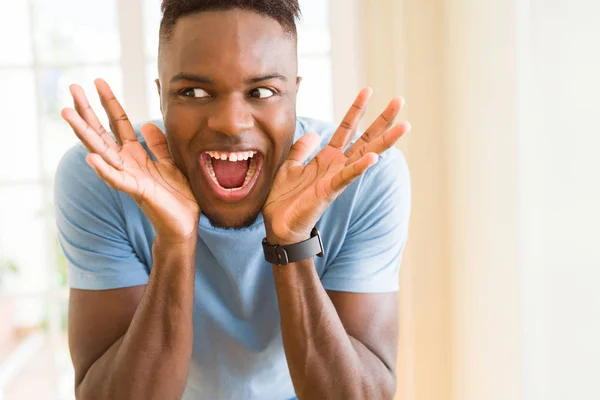 Hombre afroamericano gritando muy emocionado y celebrando succ —  Fotos de Stock