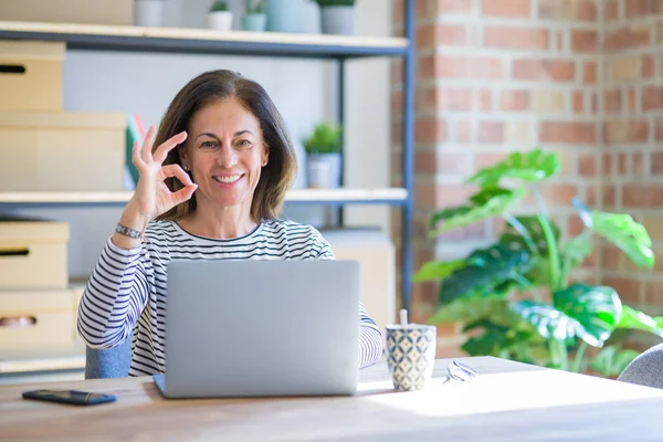 Middelbare Leeftijd Senior Vrouw Zittend Aan Tafel Thuis Werken Met — Stockfoto