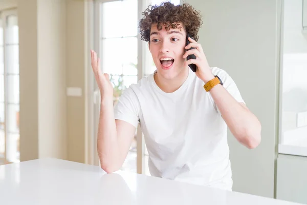 Evde Telefonda Konuşan Genç Adam Çok Mutlu Heyecanlı Kazanan Ifade — Stok fotoğraf