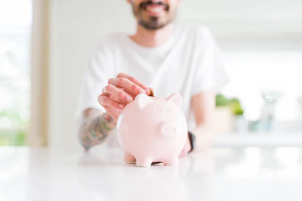 Närbild av människan sätta ett mynt inne spargris som besparingar SMIL — Stockfoto