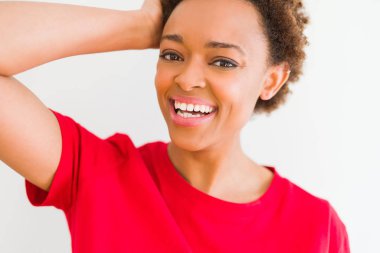 Emin gülümseyen güzel genç Afro-Amerikan kadın 