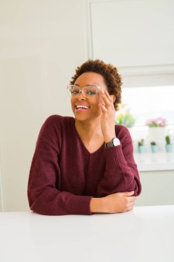 Afro saçlı gözlüklü güzel genç Afrika kadın