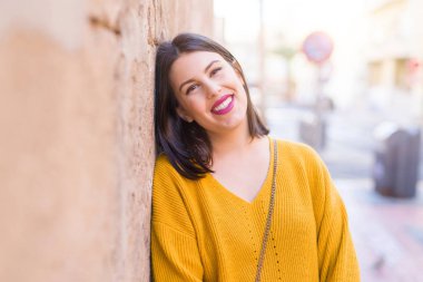 Güzel genç kadın güven ve neşeli üzerinde eğilme gülümseyen 