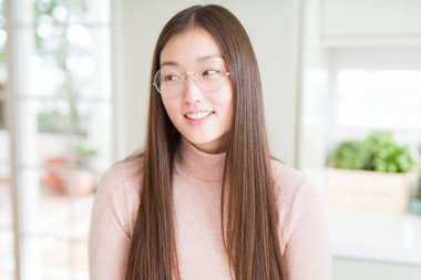 Gözlüklü mutlu ve güzel bir gülümseme ile yüzünde güzel Asyalı kadın. Şanslı kişi.