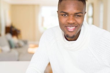 Büyük bir gülümseme ile neşeli gülümseyen yakışıklı Afrikalı genç adam 