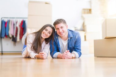 Genç güzel çift cardbo etrafında yerde yatan rahatlatıcı