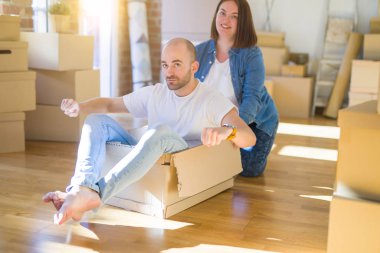 Komik ve çılgın çift bir araba olarak bir cardboad kutusu sürme eğlenin