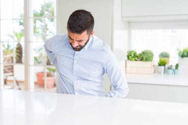 Yakışıklı İspanyol iş adamı Sırt ağrısı acı, el ile geri dokunmadan, kas ağrısı