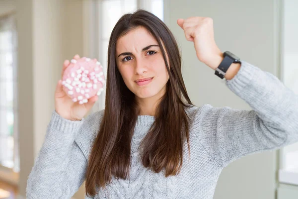 Beautiful Young Woman Eating Sugar Marshmallow Pink Donut Annoyed Frustrated — Stock Photo, Image