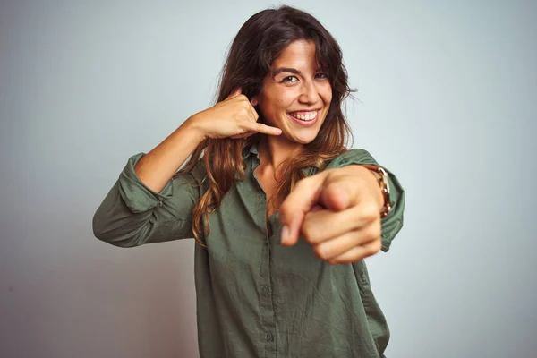 Ung Vacker Kvinna Klädd Grön Skjorta Stående Över Grå Isolerad — Stockfoto