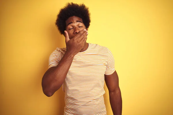 Hombre Americano Con Pelo Afro Vistiendo Camiseta Rayas Pie Sobre — Foto de Stock