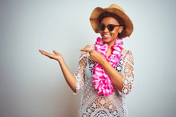 Mladá Africká Američanka Svými Vlasy Květinové Havajské Lei Nad Izolovaným — Stock fotografie