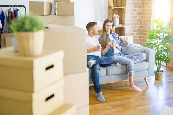 Jeune couple déménageant dans une nouvelle maison détente assis sur le canapé w — Photo