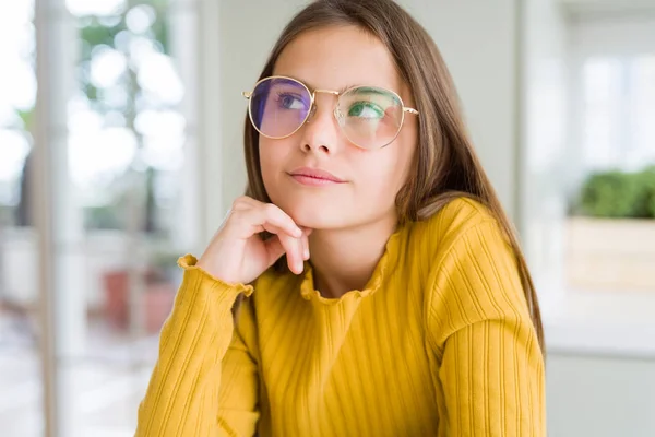 Mooi Jong Meisje Kind Een Bril Met Hand Kin Denken — Stockfoto