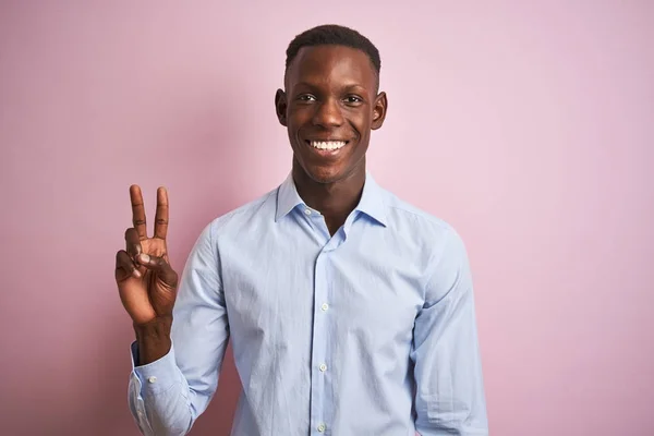 Hombre Afroamericano Vistiendo Camisa Azul Elegante Pie Sobre Fondo Rosa —  Fotos de Stock