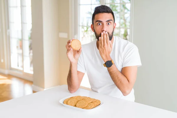 Όμορφος Ισπανικός Άνθρωπος Που Τρώει Υγιή Ολόκληρα Μπισκότα Ολικής Άλεσης — Φωτογραφία Αρχείου
