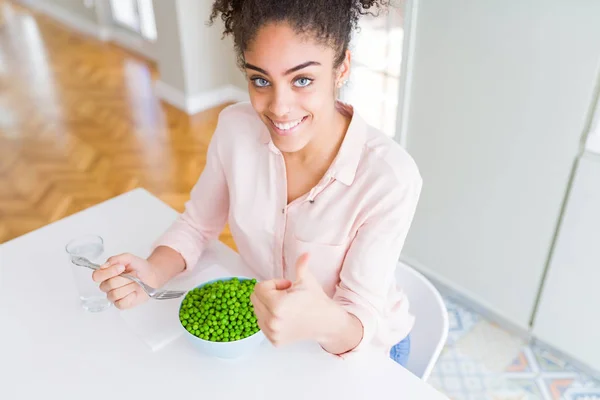 Jovem Menina Afro Americana Comendo Ervilhas Verdes Saudáveis Felizes Com — Fotografia de Stock