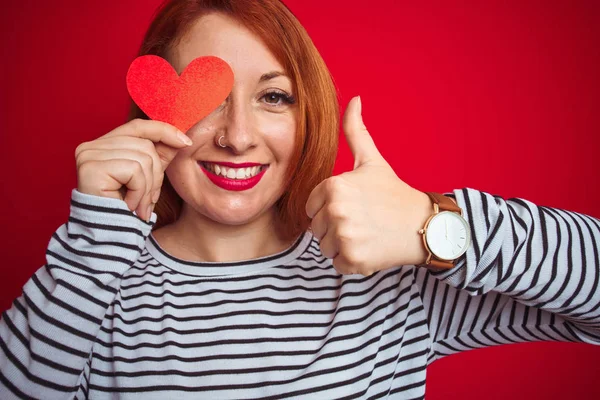 Joven Pelirroja Romántica Mujer Sosteniendo Corazón Sobre Rojo Aislado Fondo — Foto de Stock