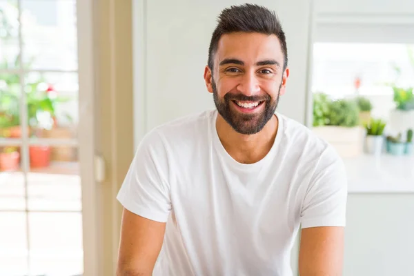 Bonito homem sorrindo alegre com um grande sorriso na cara mostrando t — Fotografia de Stock